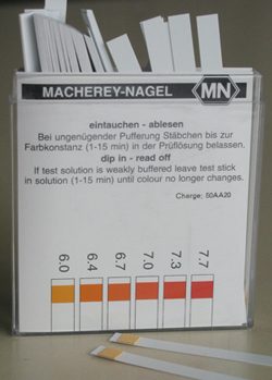 PAPER, pH INDICATOR, 6.0 to 7.7, graduation 0.3/0.4, strip