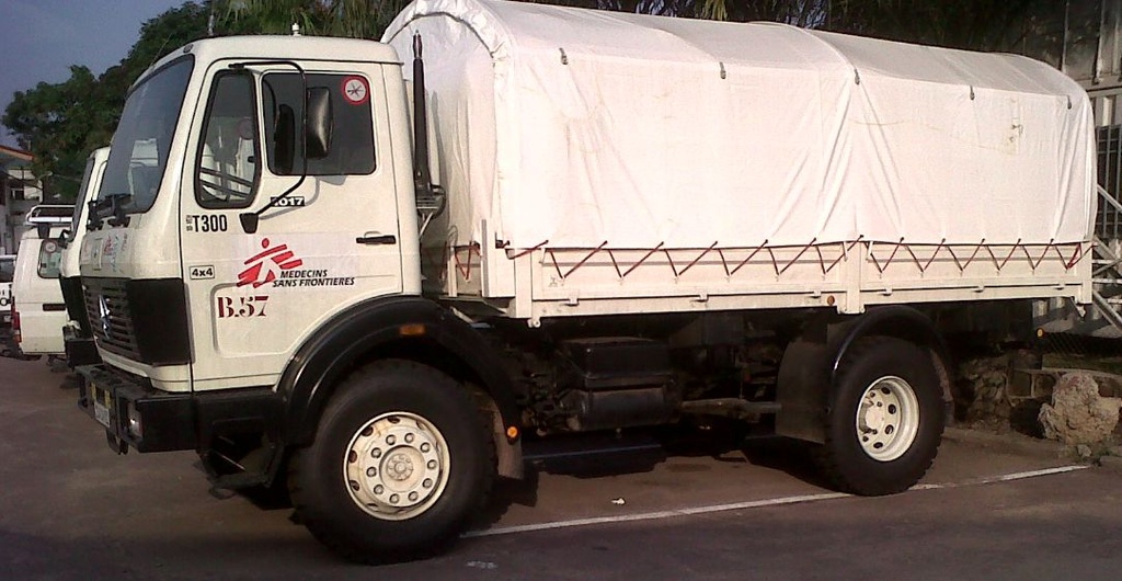 CAMION 4x4 plateau/ridelles avec arceaux (Mercedes 1017A)