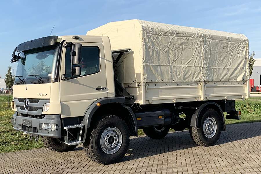 CAMION 4x4 plateau/ridelle baché (Mercedes Atego 1317-A) LHD