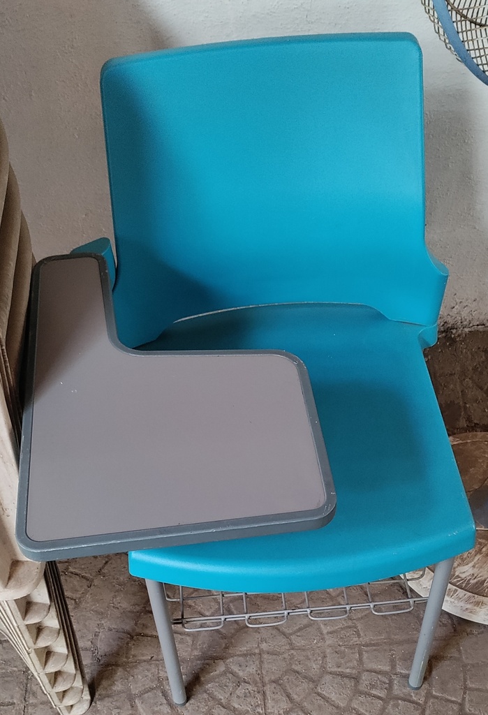 CHAISE avec tablette écritoire, plastique