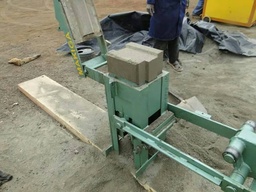 [CBUICEMESMA] MACHINE PRESSE A PAVES, pour pavés en terre de 230x220x115mm